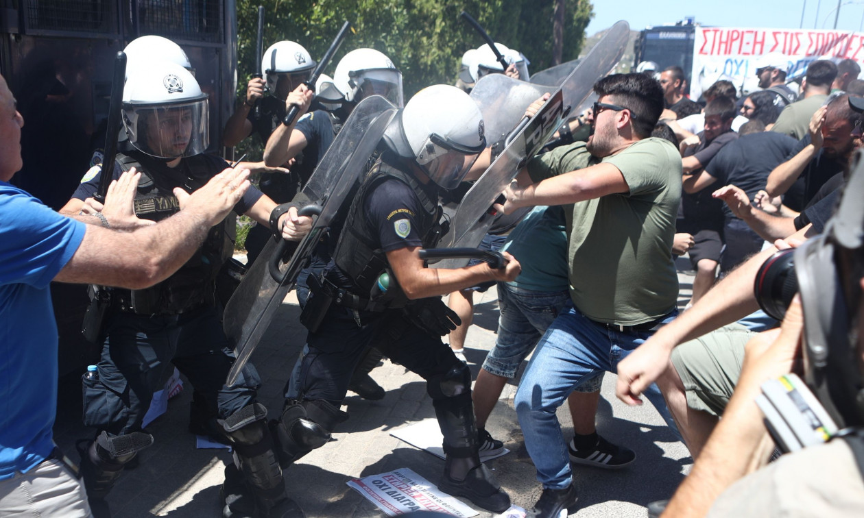 Ανάβυσσος: «ΑΓΡΙΑ ΕΠΕΙΣΟΔΙΑ» ανάμεσα σε φοιτητές και ΜΑΤ! (ΒΙΝΤΕΟ-ΦΩΤΟ)