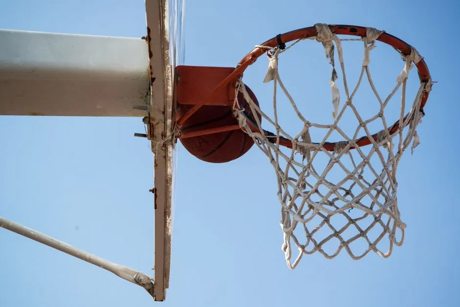Έπαιζαν μπάσκετ… και βρέθηκαν στα μαχαίρια – Αιματηρό επεισόδιο ανηλίκων στο Κερατσίνι