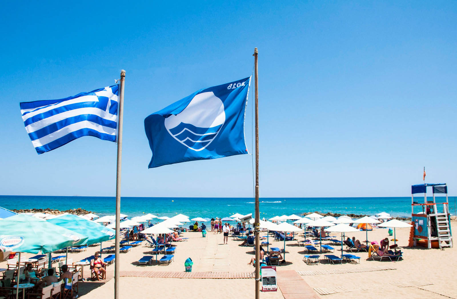 Δώδεκα παραλίες έχασαν τη «Γαλάζια Σημαία» – Ποιες είναι και γιατί;