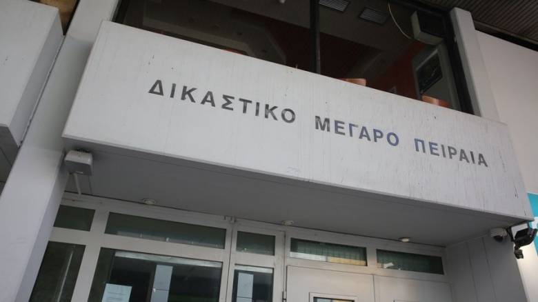 Ρομά επιτέθηκαν σε δικαστή – Εικόνα διάλυσης έξω από το Πρωτοδικείο Πειραιά