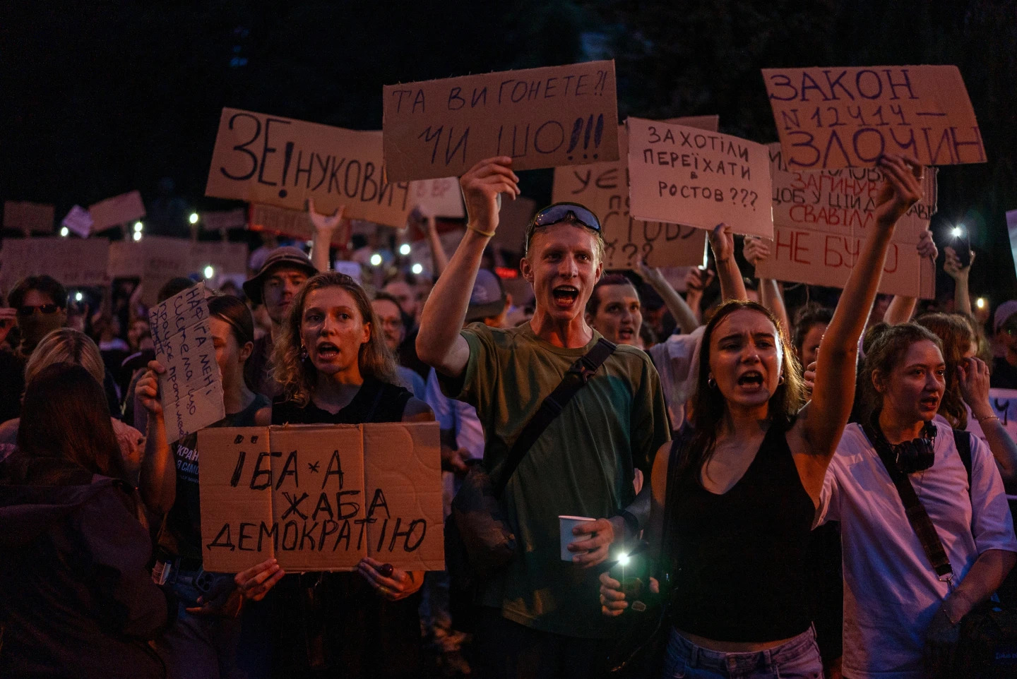 «Χιλιάδες» διαμαρτύρονται – Ο Ζελένσκι αποδυναμώνει τη καταπολέμηση της «διαφθοράς»