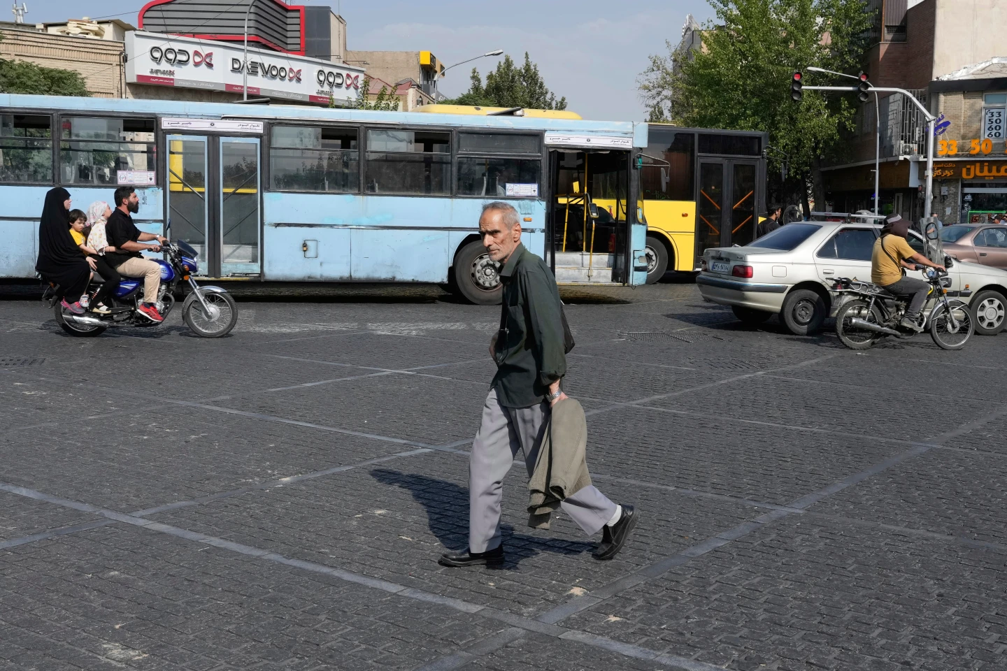 Σε «πύρινο κλοιό» το Ιράν – Κλείνει ο δημόσιος τομέας