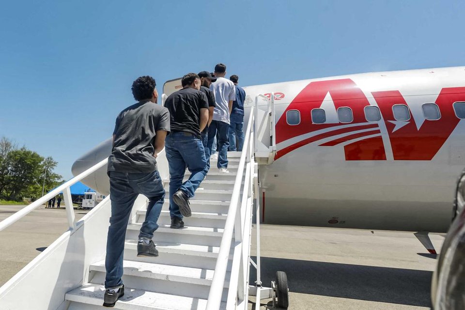 Το Ελ Σαλβαδόρ στέλνει «κρατούμενους» Βενεζουελάνους στην πατρίδα τους σε «ανταλλαγή» με Αμερικανούς