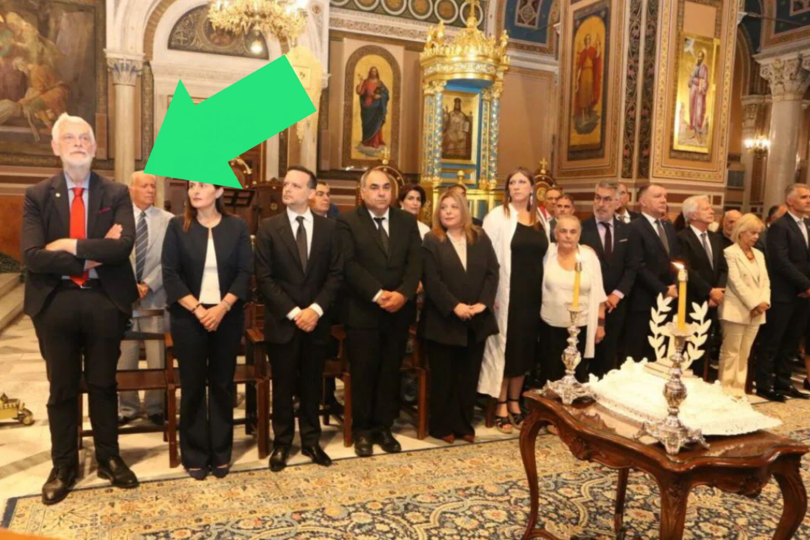 Με κόκκινη γραβάτα στη μνήμη των πεσόντων! Ο Υφυπουργός ντροπιάζει τους ήρωες της Κύπρου
