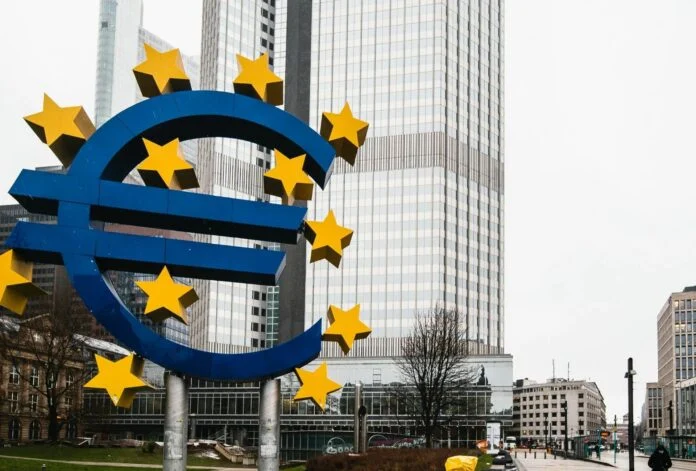 ΕΚΤ: Νέο “καμπανάκι” για την ανατίμηση του ευρώ