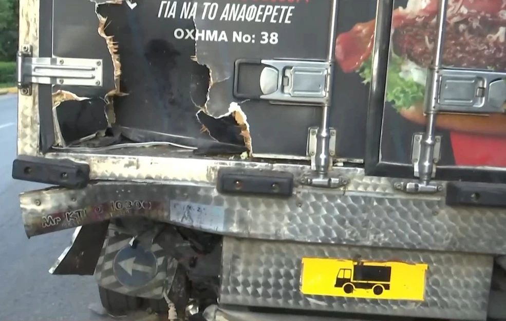 Μηχανή «καρφώθηκε» κάτω από φορτηγό – Νεκρός ο οδηγός