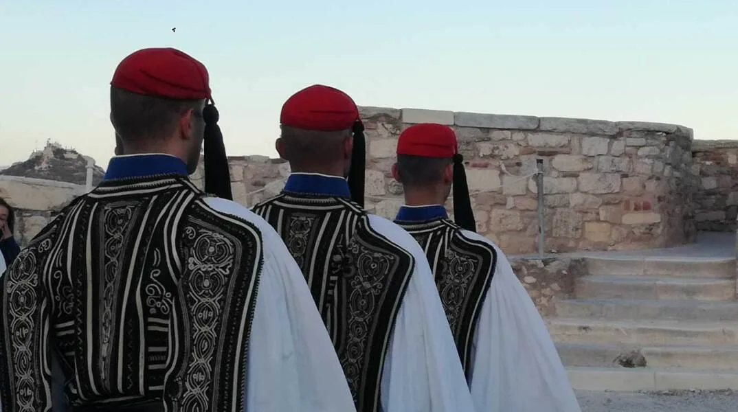 Ζάππειο: Εύζωνες «ΕΣΩΣΑΝ» την γυναίκα που «ΑΥΤΟΠΥΡΠΟΛΗΘΗΚΕ»