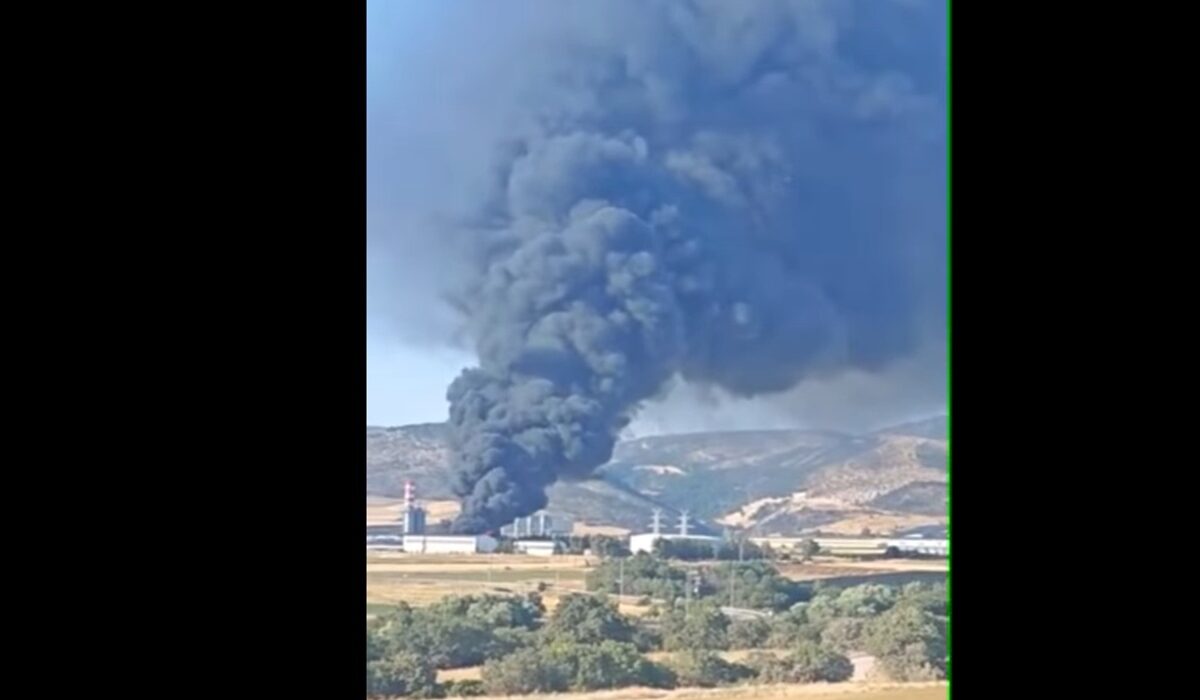 [ΕΚΤΑΚΤΟ] Μαύρος καπνός καλύπτει τον ουρανό – Μεγάλη φωτιά σε βιοτεχνία ανακύκλωσης (ΒΙΝΤΕΟ)