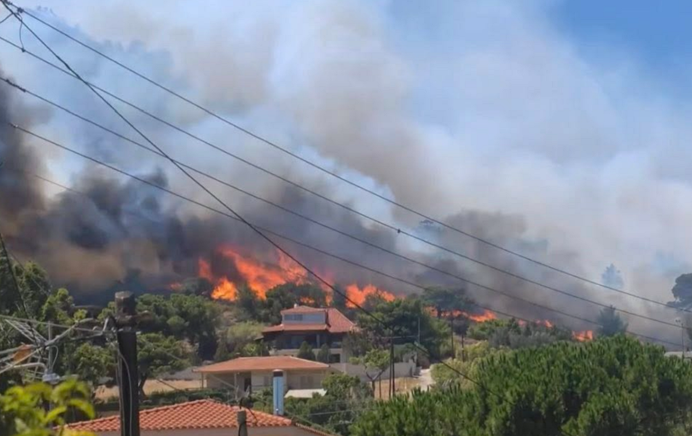 Σε «ύφεση» η φωτιά στο Κορωπί -Δικογραφία ΓΙΑ ΕΜΠΡΗΣΜΟ σε βάρος άνδρα για τις φωτιές σε Άγιο Μακάριο και Άγιο Μάρκο στη Χίο