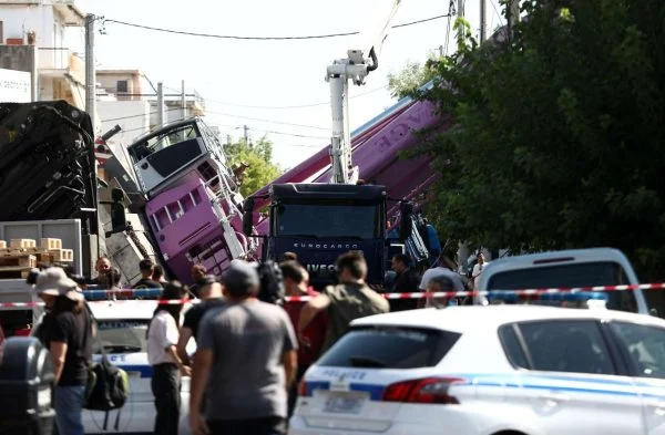«ΠΑΝΙΚΟΣ» στο Περιστέρι – Τί έκανε η γυναίκα, όταν ο γερανός «ΚΑΤΑΠΛΑΚΩΣΕ» το διαμέρισμά της