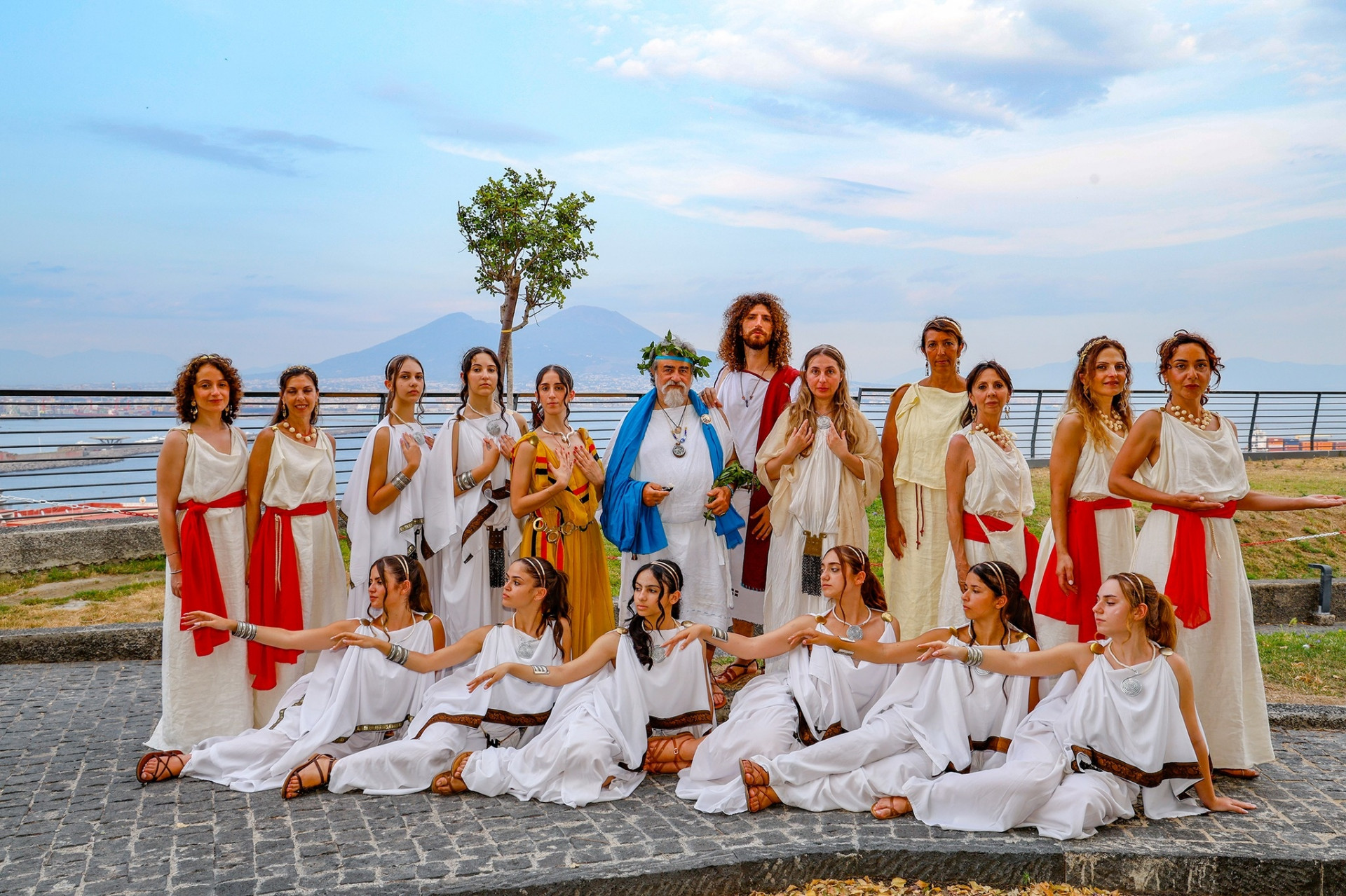 Ελλάδα ξανά στη Νάπολη – Οι Ιταλοί ντύθηκαν αρχαίοι Έλληνες και τίμησαν τους ιδρυτές τους! (ΒΙΝΤΕΟ-ΦΩΤΟ)