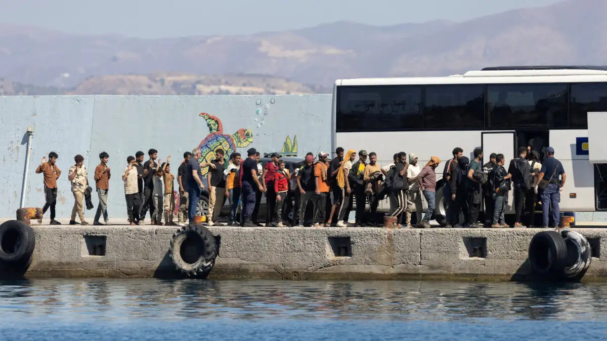 Λαθροδιακινητές στέλνουν «κατά χιλιάδες» τους παράνομους μετανάστες για να «προλάβουν συμφωνία»