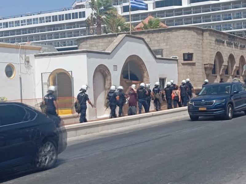 Στον εισαγγελέα 8 πολίτες της Ρόδου – Με εφαρμογή του αντιρατσιστικού [ΒΙΝΤΕΟ]