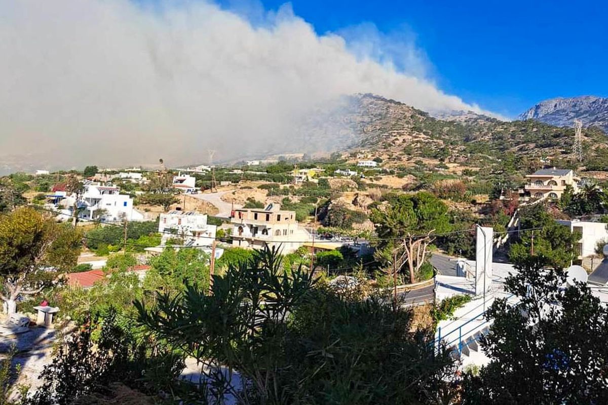 Σε εξέλιξη ο αγώνας με τις φλόγες και τα μποφόρ – Στα όρια οι δυνάμεις πυρόσβεσης – Ενημέρωση από την Πυροσβεστική