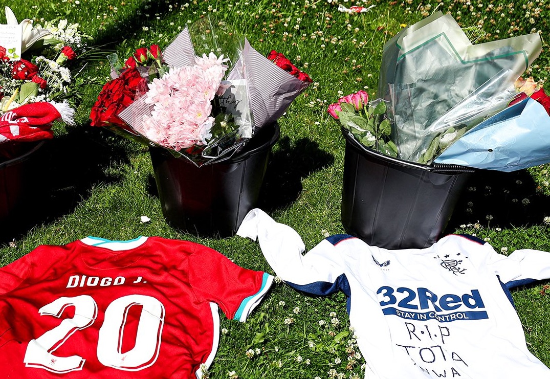 Φίλοι της Λίβερπουλ αφήνουν λουλούδια στο «Anfield» για τον αδικοχαμένο Ζότα (ΦΩΤΟ-ΒΙΝΤΕΟ)