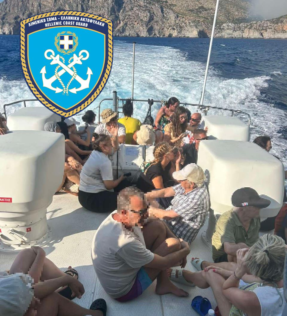 Φωτιά στα κύθηρα – Η στιγμή που το Λιμενκό απεγκλωβίζει 138 άτομα από την παραλία [ΦΩΤΟ]