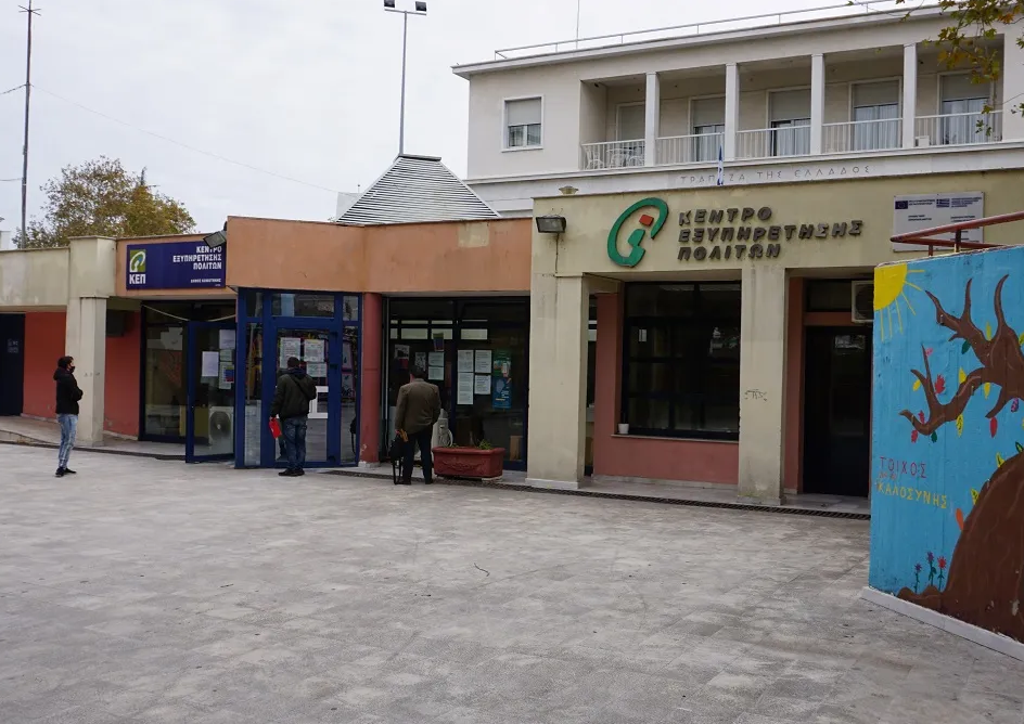 «Αλλοδαπός» κατέβασε και έκαψε την «ελληνική σημαία»