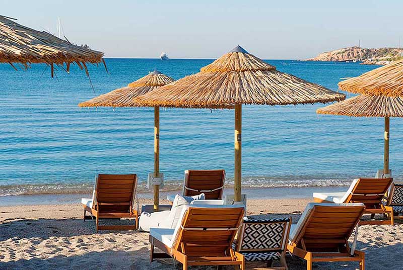 Χαλκιδική: Ιδιοκτήτης beach bar έστησε παράνομα 700 ξαπλώστρες σε παραλία