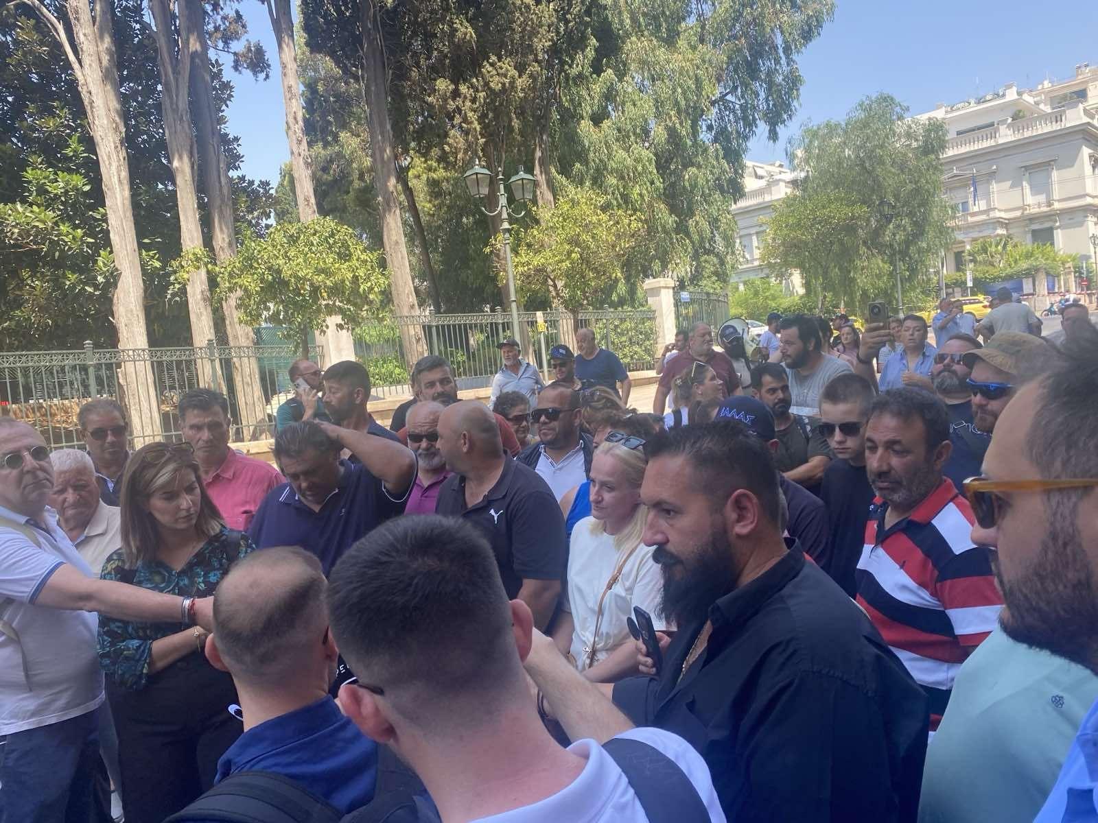 Συναγερμός στη Μυτιλήνη: Πολιορκία στην Περιφέρεια για την καραντίνα και τις αποζημιώσεις-ψίχουλα
