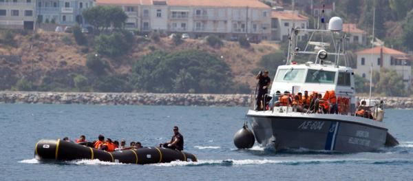Οι Γάλλοι παρέδωσαν τους «λαθρομετανάστες» – Στη συνέχεια «ζήτησαν πίσω» τα σωσίβιά τους!