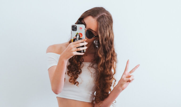 Γνωστή influencer «ΕΞΑΠΑΤΗΣΕ» ιδιοκτήτρια μπουτίκ με ρούχα αξίας 2.500 ευρώ!