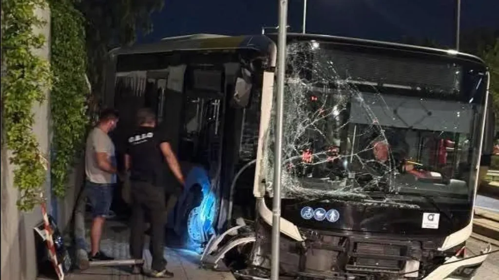 Καταρρέουν εν κινήσει τα λεωφορεία της Αθήνας – Ο ΟΑΣΑ ψάχνει ευθύνες
