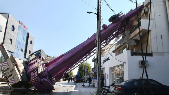 Γερανοφόρο «έπεσε» πάνω σε διώροφη οικία στο Περιστέρι (ΒΙΝΤΕΟ)