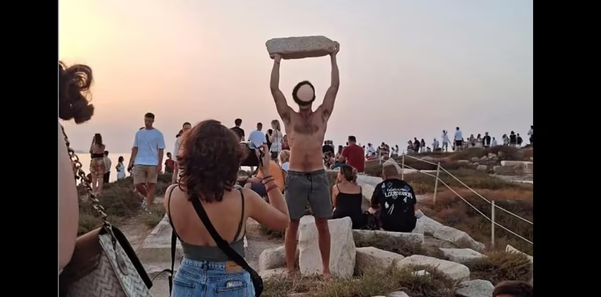 Eικόνες ντροπής στη Νάξο – H Πορτάρα έγινε χαλί για τουρίστες και το κράτος απών!