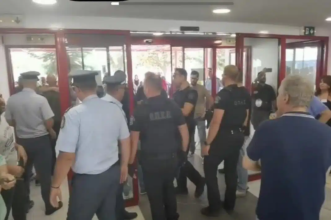 Εργαζόμενοι απέναντι στον Άδωνι – Φωνάζανε «ντροπή!» και τους φράκαραν οι αστυνομικοί [ΒΙΝΤΕΟ]