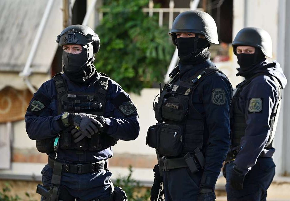 «ΝΤΟΥ» της ΕΛ.ΑΣ. σε «καταυλισμό» στον Ασπρόπυργο – «Βρέθηκαν» ΟΠΛΑ – «Ξηλώθηκαν» 200 μέτρα καλώδια για «ΡΕΥΜΑΤΟΚΛΟΠΕΣ»