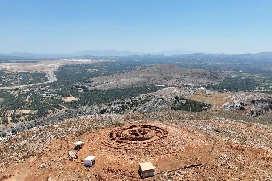 Κινδυνεύει το σπάνιο αρχαιολογικό εύρημα στον λόφο Παπούρα – Έκκληση των Ελλήνων αρχαιολόγων