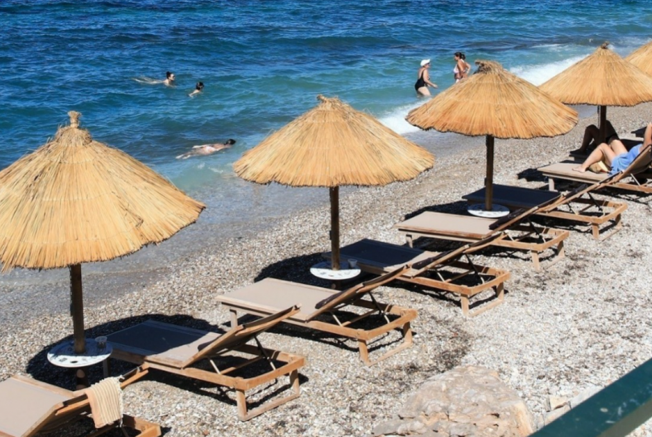 Κασσάνδρα: Συνεχίζεται η «επιχείρηση» για να απομακρυνθούν ομπρέλες και εξοπλισμός από παραλίες