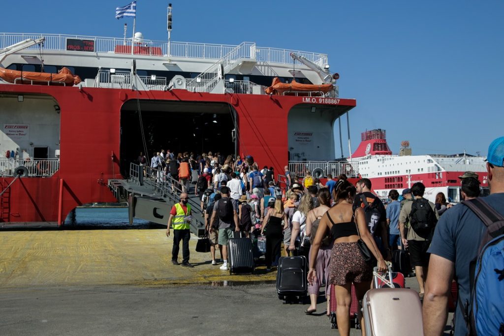 «Φωτιά» στις μετακινήσεις στον Πειραιά – Γεμάτα φεύγουν τα πλοία