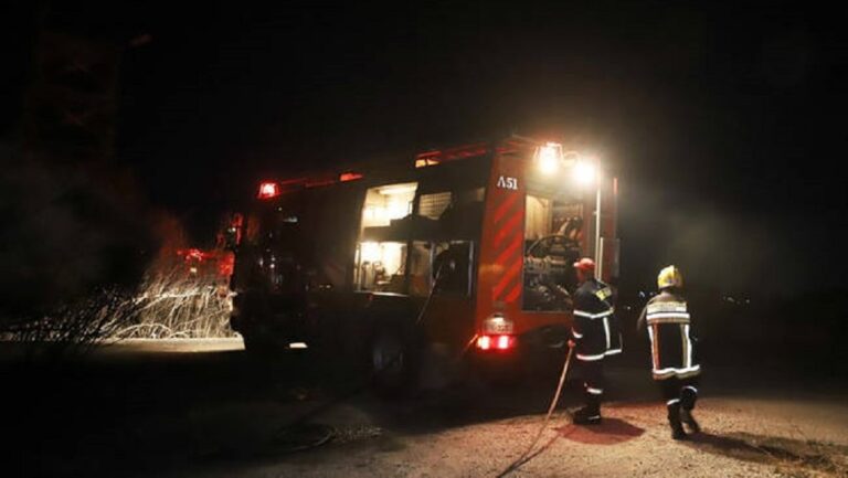 Αμφιλοχία: Μεγάλη φωτιά κοντά σε εγκαταστάσεις ανεμογεννητριών – Καίει σε δύσβατο έδαφος