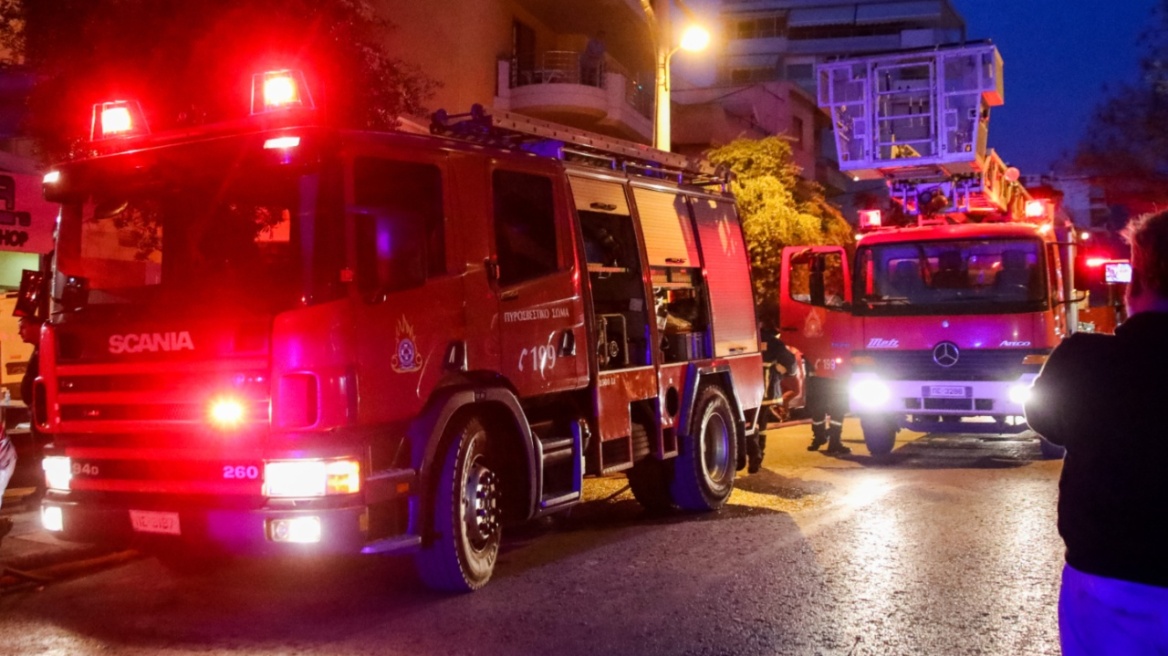 Λαμία: Ο δρόμος «κατάπιε» όχημα της πυροσβεστικής [ΒΙΝΤΕΟ]