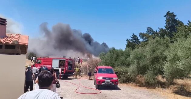 Φωτιά σε γεωργική έκταση στην Ιεράπετρα – Κοντά σε κατοικίες και θερμοκήπια [ΦΩΤΟ]