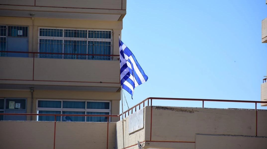 Χειροπέδες σε ανηλίκους που έσκισαν ελληνική σημαία – Συνελήφθησαν και οι γονείς τους!