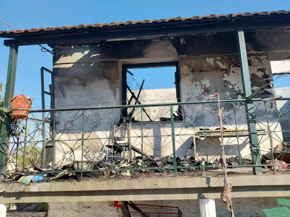 Σπίτι καταστράφηκε ολοσχερώς από φωτιά (ΦΩΤΟ)