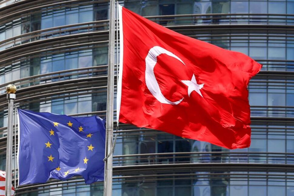 Συνεχίζει η κατρακύλα – Η ΕΕ «χαλαρώνει» τους κανόνες θεωρήσεων Σένγκεν για τους Τούρκους