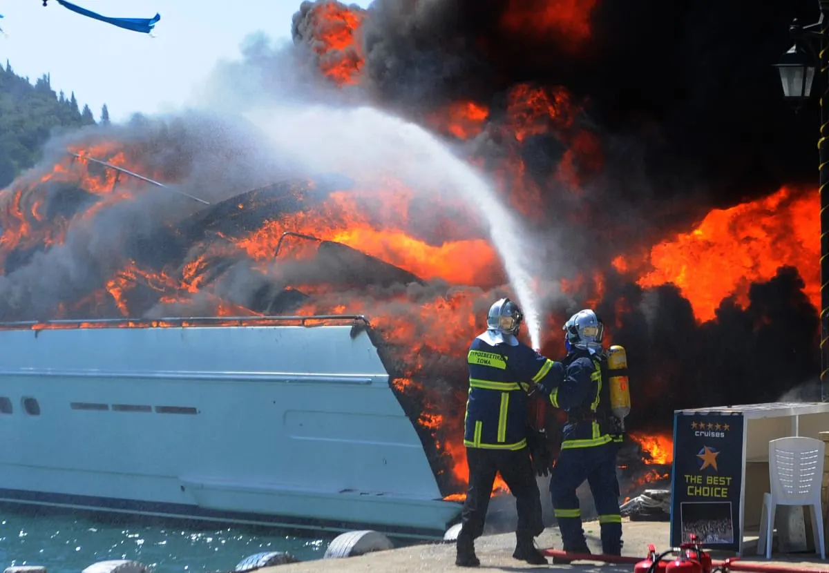 Συναγερμός στη Σιθωνία – Φωτιά σε σκάφος πολυτελείας!