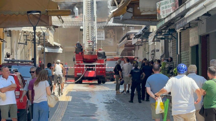 Φλεγόμενο μεσημέρι στο κέντρο της Θεσσαλονίκης –  Έμποροι με τα χέρια κουβαλούσαν εμπορεύματα (ΦΩΤΟ)