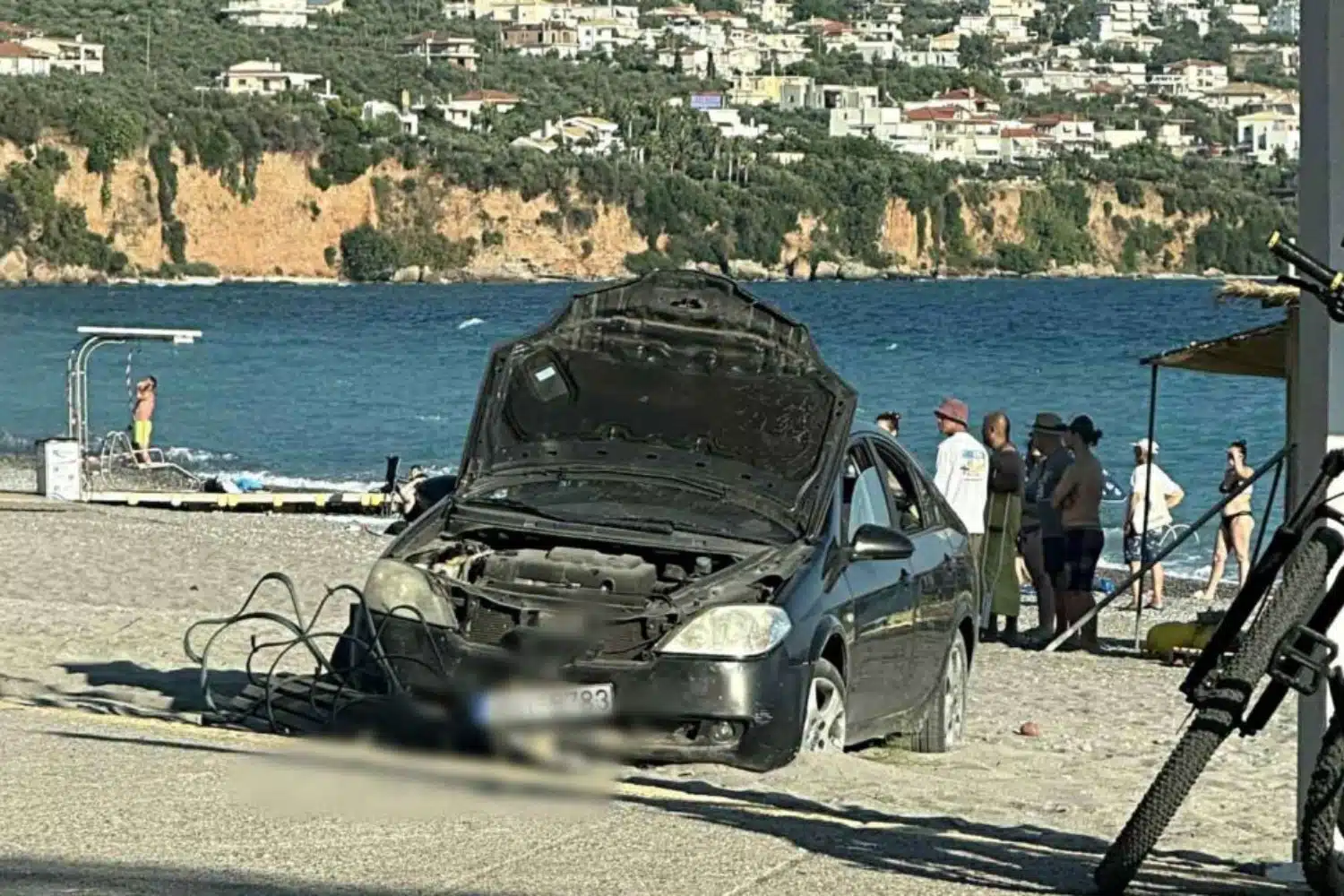 «ΤΡΟΜΑΚΤΙΚΟ» ΤΡΟΧΑΙΟ –  ΙΧ «παρέσυρε» μία γυναίκα με το ανήλικο παιδί της και «κατέληξε» σε παραλία