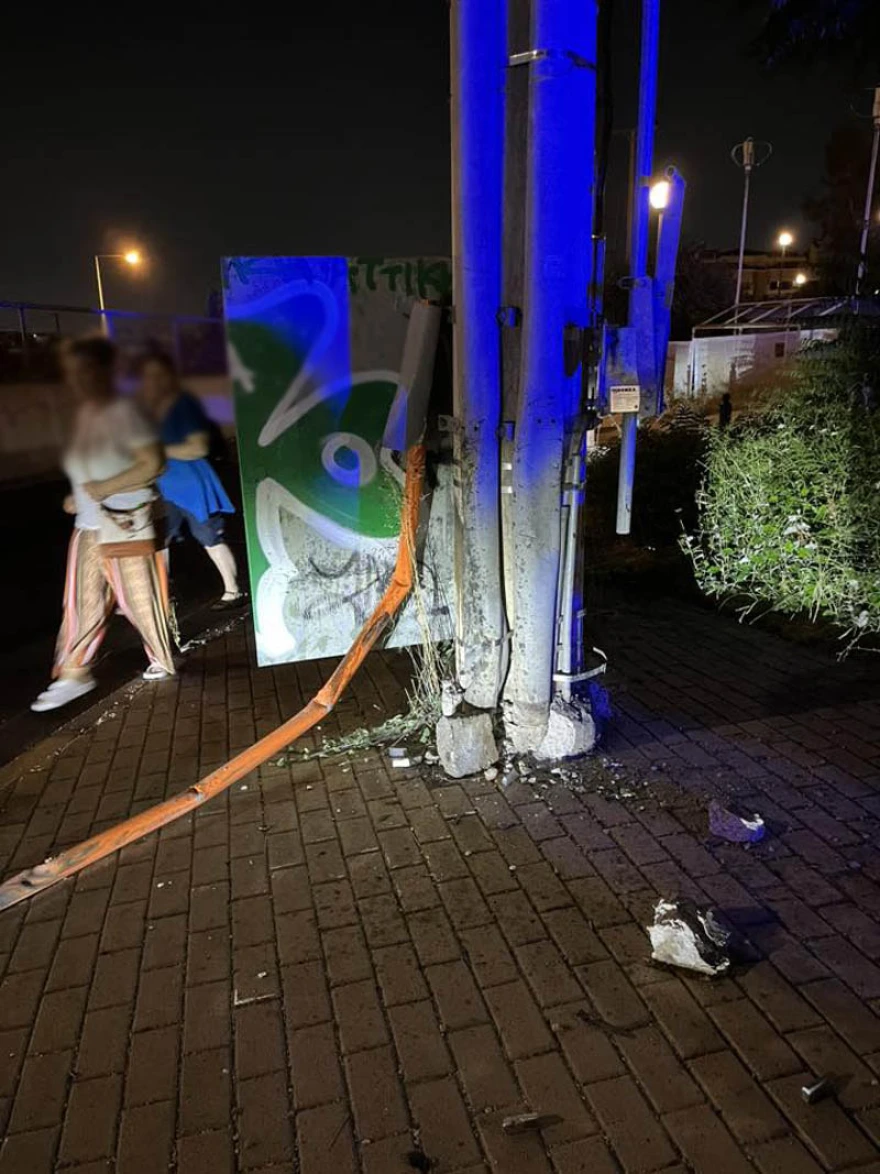 Οδηγός πέρασε στο αντίθετο ρεύμα και καρφώθηκε σε δέντρο πλατείας! (ΦΩΤΟ)