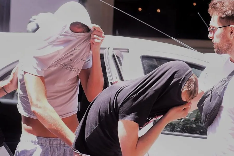 «Τι να σου πω μαμά, ότι με βίασαν;» – Σε άθλια κατάσταση η 14χρονη που βιάστηκε ομαδικά από νεαρούς