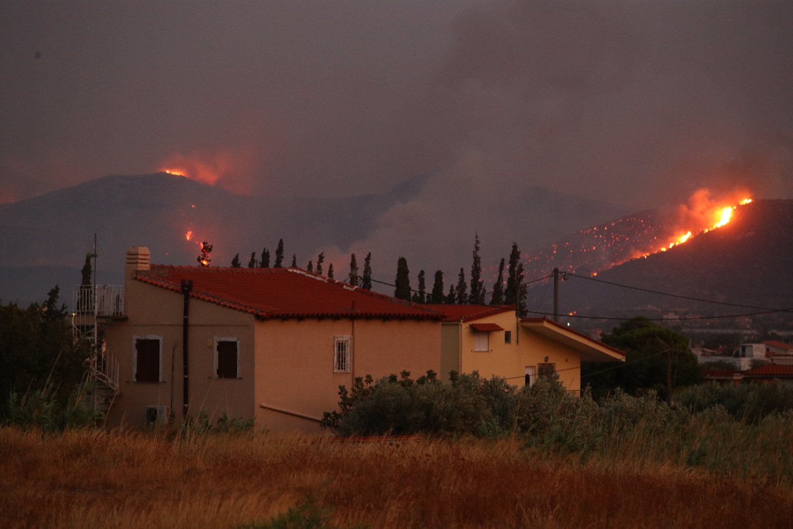 Νύχτα–εφιάλτης στην Κερατέα – Μπαράζ μηνυμάτων του 112 για εκκενώσεις [ΒΙΝΤΕΟ]