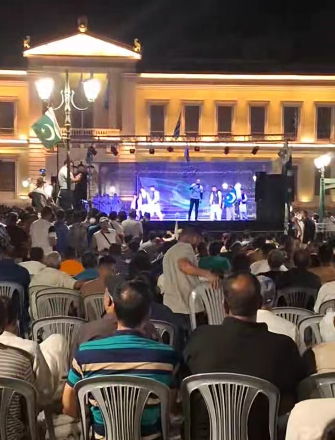 Πακιστανική φιέστα με τον Ασλάμ στους ώμους – Αντιδράσεις για τις εικόνες έξω από το Δημαρχείο Αθηνών (ΒΙΝΤΕΟ)
