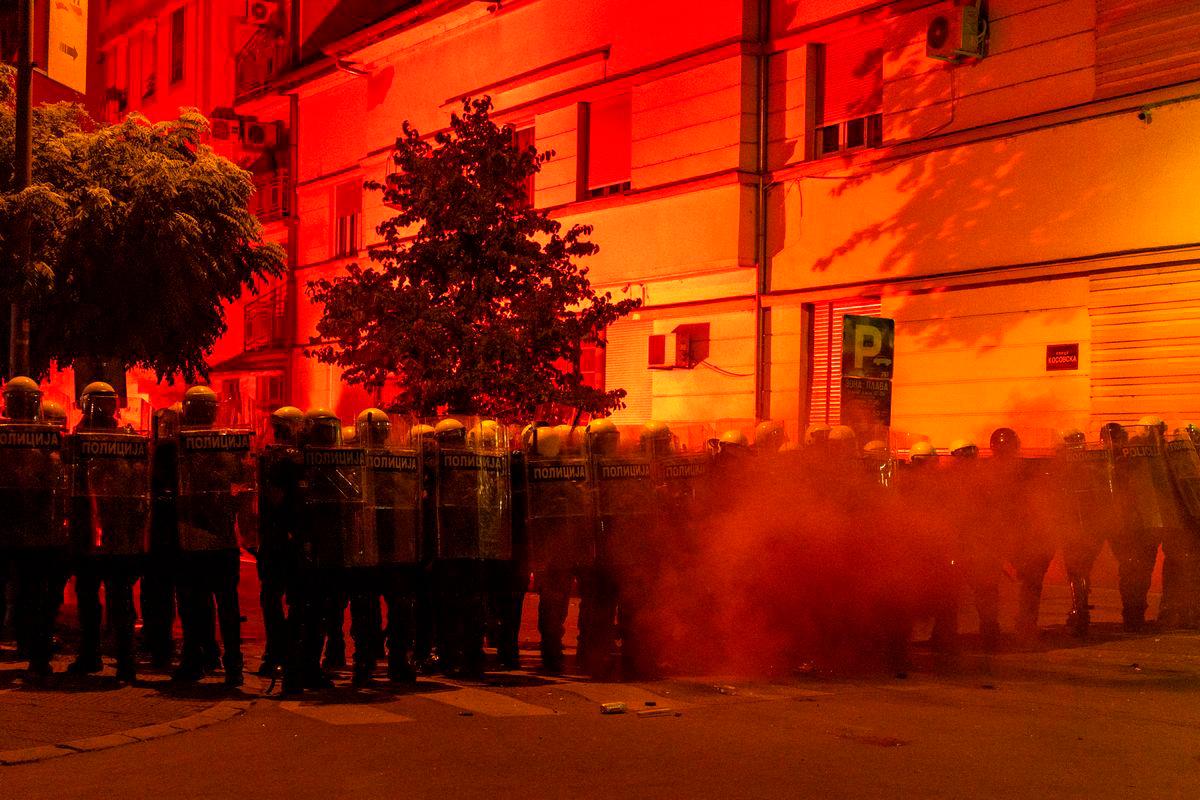 Φλέγεται η Σερβία: Οργισμένοι διαδηλωτές επιτέθηκαν στα γραφεία του Βούτσιτς (ΒΙΝΤΕΟ)