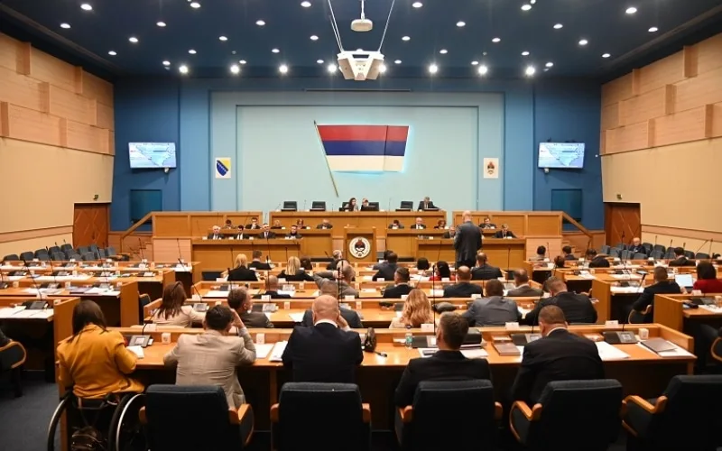 Η Δημοκρατία Σέρπσκα της Βοσνίας ψηφίζει για δημοψήφισμα, κλιμακώνοντας την αντιπαράθεση με την κεντρική κυβέρνηση