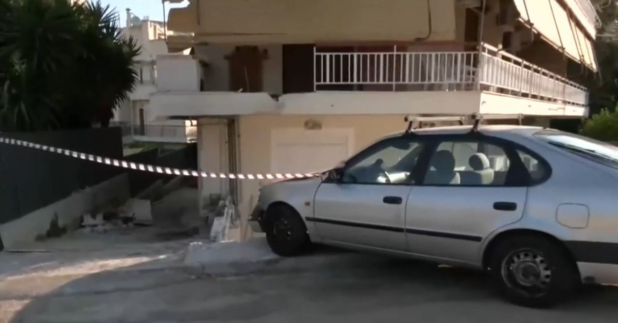 Λεωφορείο του ΟΑΣΑ «καρφώθηκε» σε πολυκατοικία στου Παπάγου!