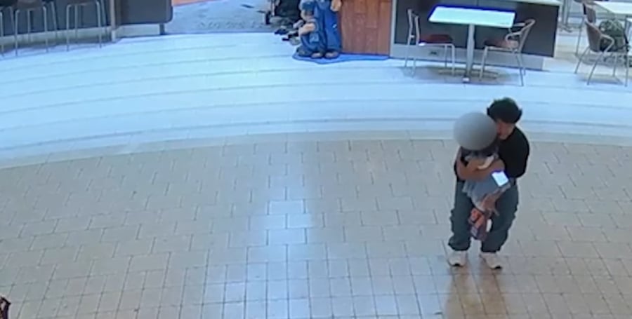 «ΒΙΝΤΕΟ-ΣΟΚ» – Άνδρας με σχιζοφρένεια αρπάζει κοριτσάκι σε εμπορικό κέντρο!